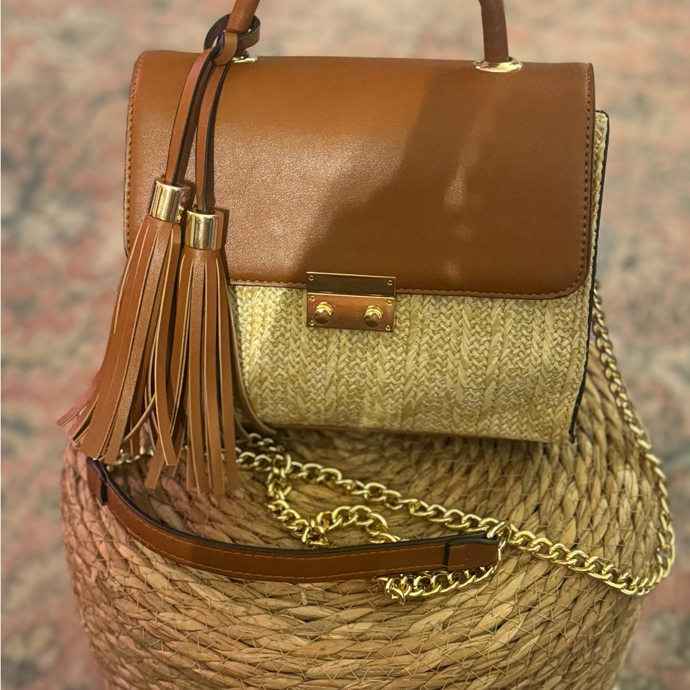 Cute little cross over or carry bag. - Picture 1 of 4